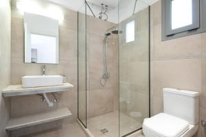 Kúpeľňa v ubytovaní Marina Vista Luxury Studio suites Beach front
