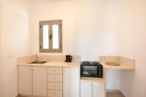 Kuchyňa alebo kuchynka v ubytovaní Marina Vista Luxury Studio suites Beach front