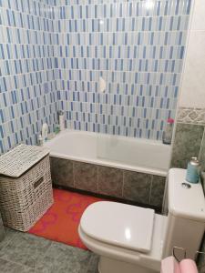 a bathroom with a toilet and a bath tub at Apartamento vacacional en Brión, 15280 Río pego in Brion