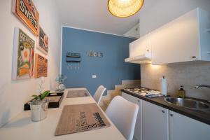 Kitchen o kitchenette sa Rif Holiday Home Stagnone Marsala