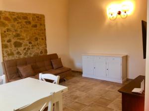 a living room with a couch and a table at Laura Chianti Vacanze in Poggibonsi