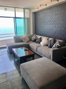 博卡德爾里奧的住宿－Sexto piso y vista al mar，带沙发和咖啡桌的客厅