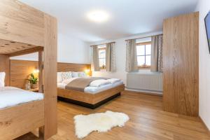 En eller flere senge i et værelse på Buchauhof Maria Alm