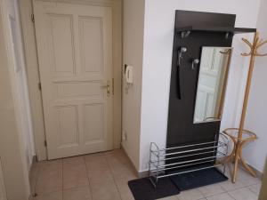 Televízia a/alebo spoločenská miestnosť v ubytovaní quiet apartment in Prague center