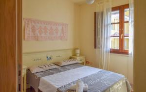- une chambre avec un lit et une fenêtre dans l'établissement Casa Gallinelle sarde, à Castelsardo