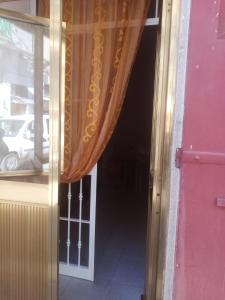 une porte menant à une chambre avec un rideau dans l'établissement Monolocale Foggia Centro, à Foggia