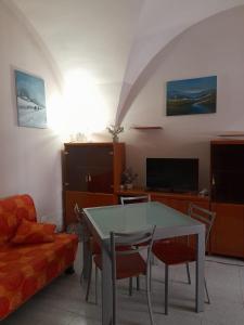 - un salon avec une table et un canapé dans l'établissement Monolocale Foggia Centro, à Foggia