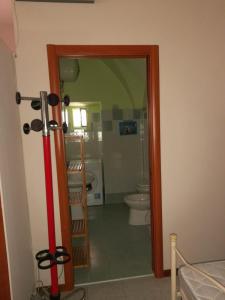 La salle de bains est pourvue de toilettes et d'une porte en verre. dans l'établissement Monolocale Foggia Centro, à Foggia