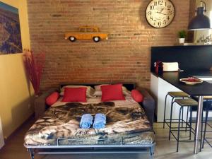 een slaapkamer met een bed met een auto aan de muur bij Lovely & bright Vila Olimpica beach apartment in Barcelona