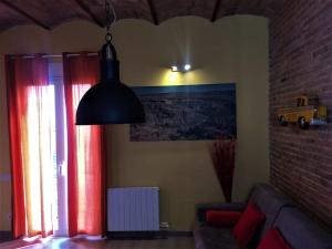 een lamp in een woonkamer met een bank bij Lovely & bright Vila Olimpica beach apartment in Barcelona