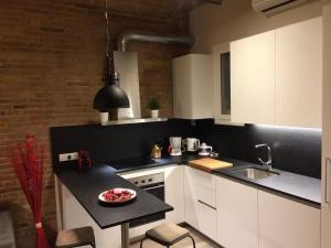een keuken met een aanrecht met een plaat erop bij Lovely & bright Vila Olimpica beach apartment in Barcelona