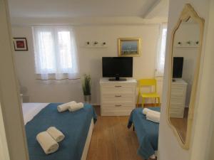 Televízia a/alebo spoločenská miestnosť v ubytovaní Apartment Lela Split II