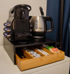 uma máquina de café sentada em cima de uma máquina de café em HOMELY STAY Studio 1 em Munique