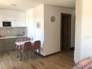 Dapur atau dapur kecil di Apartman Borovi Divčibare