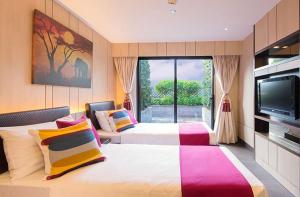 Rúm í herbergi á Noah’s Ark Hotel & Resort