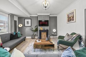 sala de estar con sofá y chimenea en Stunning 2-bedroom house with free parking & WiFi en Chatham