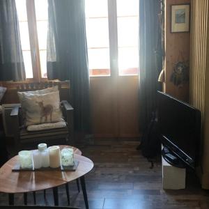 una sala de estar con una mesa con velas. en Petit Appart de Charme Eau chaude solaire Rénovation 2021 Wifi disponible Belvedere 5 en Saint-Luc