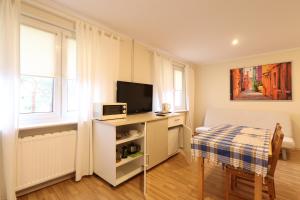 Televízia a/alebo spoločenská miestnosť v ubytovaní Wood Creek Apartments