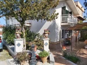 een huis met twee standbeelden ervoor bij La perla della Conca d'Oro in Palermo