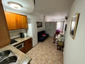 uma cozinha com um lavatório e um frigorífico em Apartamentos Aguas Verdes em Las Palmas de Gran Canaria