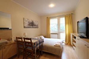 Televízia a/alebo spoločenská miestnosť v ubytovaní Wood Creek Apartments + 14 fotografií