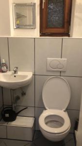 łazienka z toaletą i umywalką w obiekcie Unterkunft in Stuttgart w Stuttgarcie