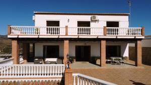 Un balcón o terraza de Villa El Palomar Azul with pool and sea view
