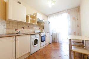 a kitchen with a washing machine and a dishwasher at Центр! Красноармейский 69б-13 in Barnaul