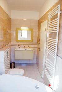 Koupelna v ubytování Luxurious Apartment with Balconies in DownTown BP