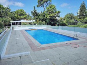 - une piscine sur une terrasse à côté d'une maison dans l'établissement Apartamento Monoambiente en "Edificio Chesterfield", à Punta del Este