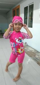 Mała dziewczynka w różowym stroju i różowej opasce. w obiekcie Cessna Park Resort and Hotel w mieście Ban Hua Na