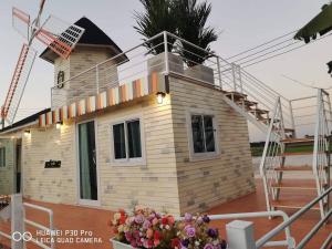 uma pequena casa no convés de um barco em ข้าวทุ่งเบ็ญจาโฮมสเตย์ em Ban Hat Phang