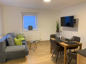 A television and/or entertainment centre at Schusterbrand Appartements