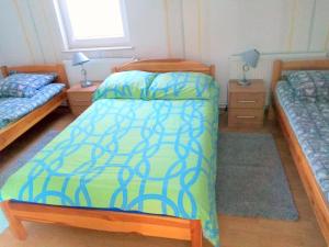 Apartament STOKROTKA في أوستكا: غرفة نوم بسريرين وموقف ليلتين