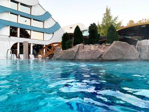Bazén v ubytovaní Spa Residence Carbona Siesta Apartman alebo v jeho blízkosti
