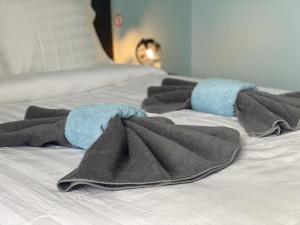un grupo de toallas sentadas encima de una cama en Le Melunais, en Melun