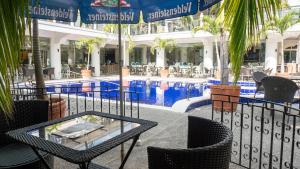 Bazén v ubytování Clarkton Hotel Apartment nebo v jeho okolí