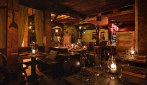 un restaurante con mesas y sillas en una habitación en Guesthouse by the rex, en Zermatt