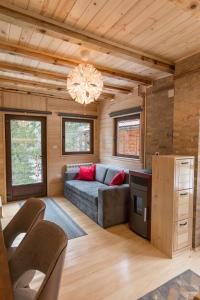 a living room with a couch and a chandelier at Brvnara Ljubomir, planina Tara, Kaludjerske Bare in Kaludjerske Bare