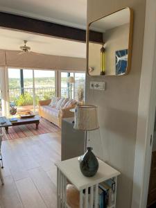 ein Wohnzimmer mit einem Tisch und einer Vase darauf in der Unterkunft Sea Views Penthouse in Sitges
