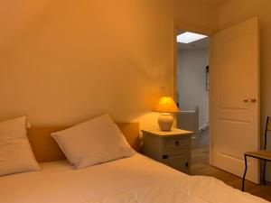 מיטה או מיטות בחדר ב-Beautiful quiet family-apartment near The Hague