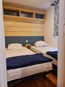 เตียงในห้องที่ MOBIL HOME familiale EN ALSACE11 KM DES GRANDS PARCS