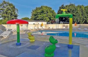 uma piscina com um parque aquático com uma fonte em MOBIL HOME familiale EN ALSACE11 KM DES GRANDS PARCS em Boofzheim