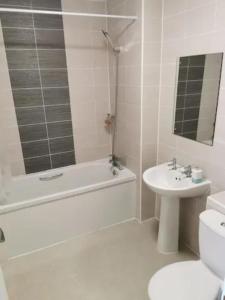 Bathroom sa Entire 3 bedroom house Manchester free parking