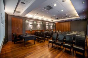 d'une salle de conférence avec une table et des chaises. dans l'établissement Farmona Hotel Business & SPA, à Cracovie