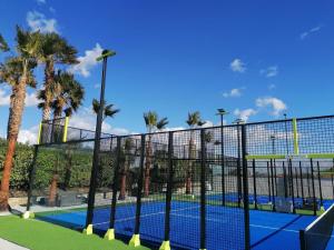 einen Tennisplatz in einem Resort mit Palmen in der Unterkunft Marchesana Terme - Holiday Home in Terme Vigliatore