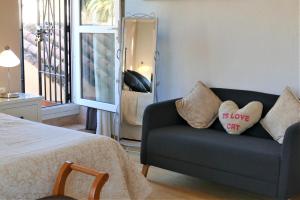 Ein Bett oder Betten in einem Zimmer der Unterkunft Casa de los Limones by Costadelsolholiday FAMILY VILLA NEAR PUERTO MARINA