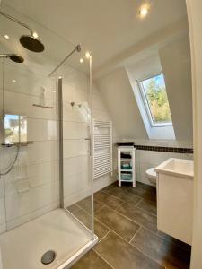 a bathroom with a shower and a sink at Apartmenthaus RuheZeit in Bad Endbach
