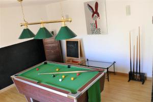 Una habitación con una mesa de billar con pelotas. en Casa de los Limones by Costadelsolholiday FAMILY VILLA NEAR PUERTO MARINA, en Benalmádena