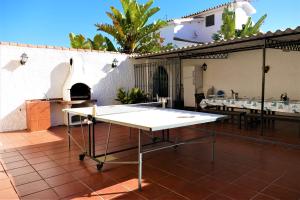 Ein Balkon oder eine Terrasse in der Unterkunft Casa de los Limones by Costadelsolholiday FAMILY VILLA NEAR PUERTO MARINA